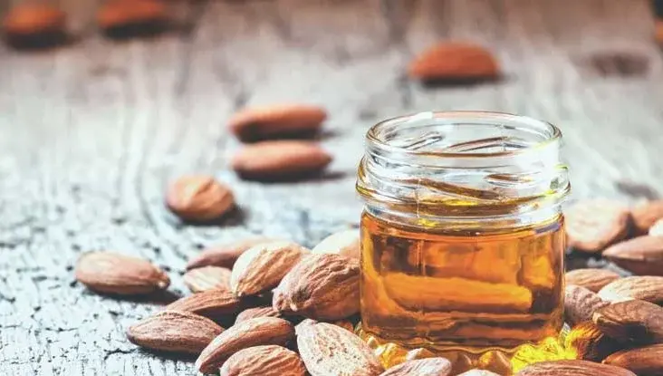 زيت اللوز 