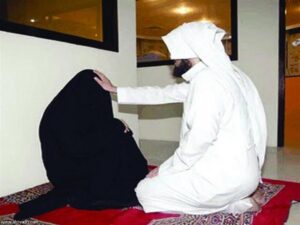 شيخ  يلمس إمراءة في المسجد

