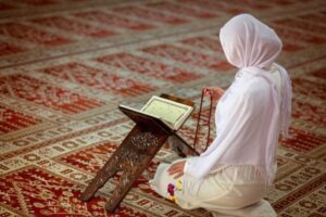ينت تقرأ القران 