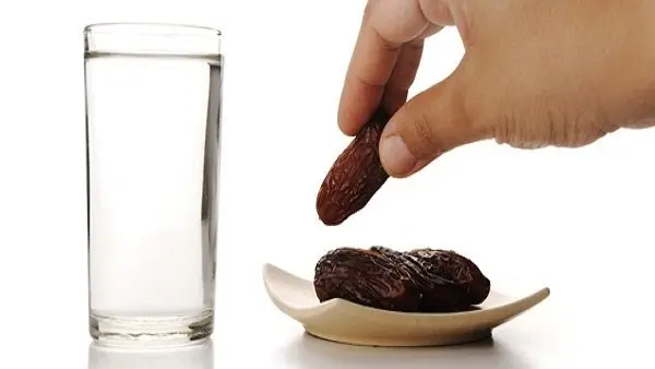 تمر مع ماء 