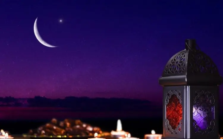 صورة الهلال رمضان مع الفانوس في الليل